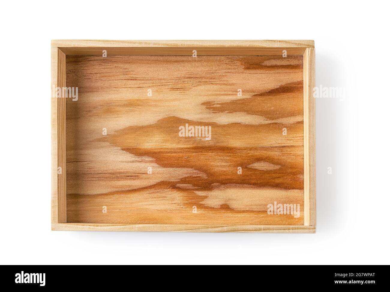 Rechteckiges Serviertablett aus Holz, isoliert auf weißem Hintergrund. Schlichtes rustikales, umweltfreundliches Geschirr. Geschirr im Vintage Retro-Stil. Leeres Holztablett Stockfoto