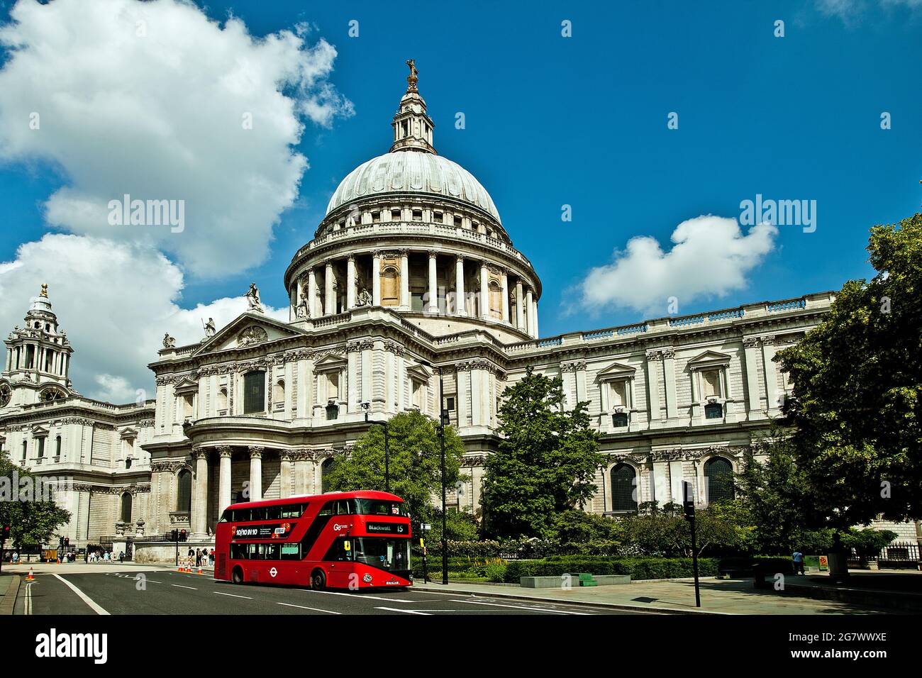 St Pauls Cathedral und ein Londoner Bus Stockfoto