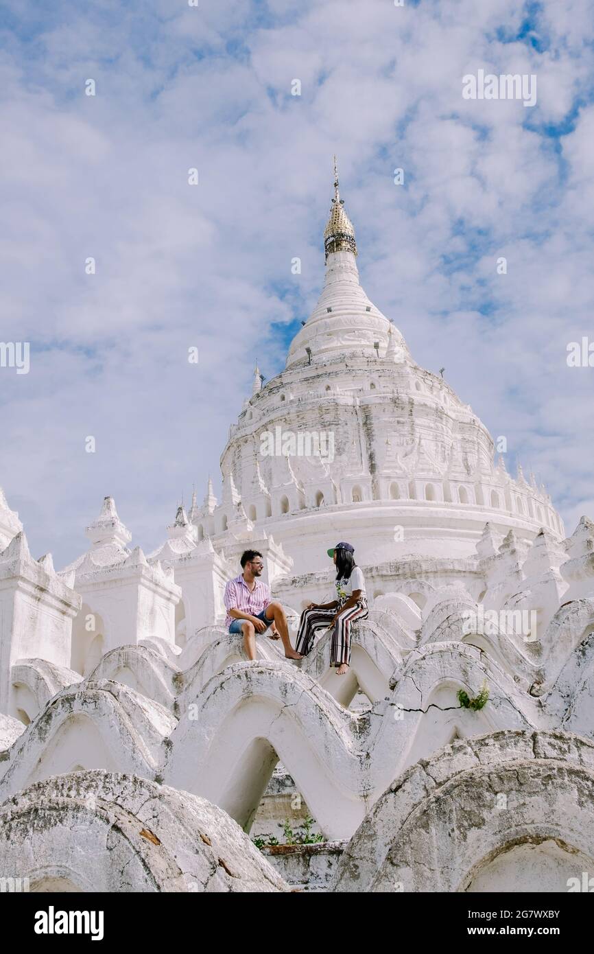 Mandalay Myanmar, Hsinbyume Pagode, ein berühmter buddhistischer Tempel in Weiß gemalt, liegt in der Nähe von Mandalay, Myanmar Stockfoto