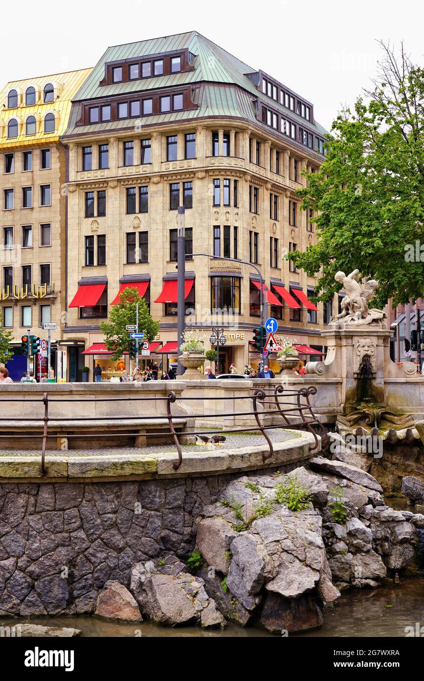 Königsallee / Schadowstraße in der Düsseldorfer Innenstadt, mit Blick auf alte Gebäude und historischen Platz. Stockfoto