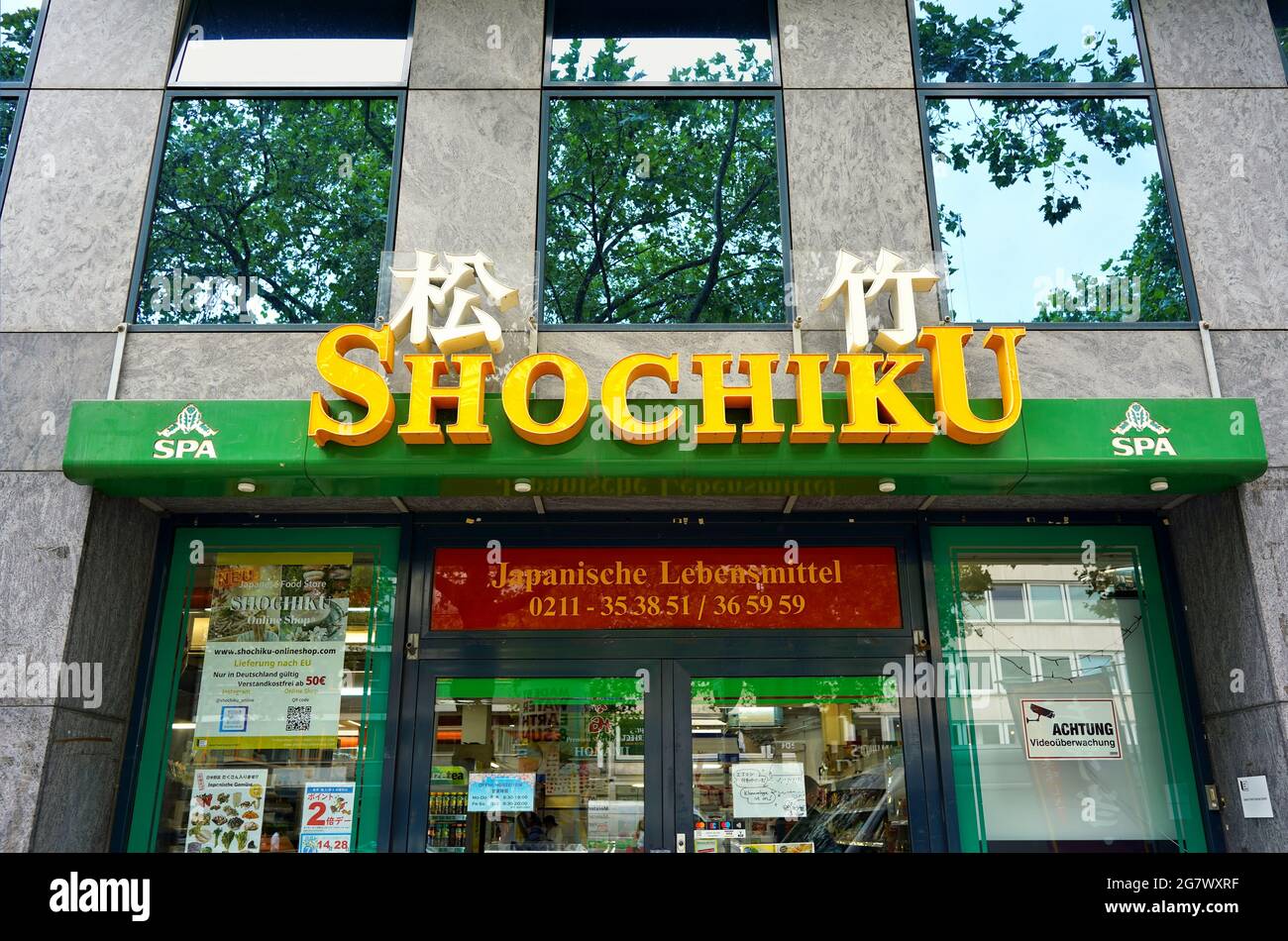 Geschäft vor dem Lebensmittelgeschäft „Shochiku“ im japanischen Viertel in der Immermannstraße in der Düsseldorfer Innenstadt. Stockfoto