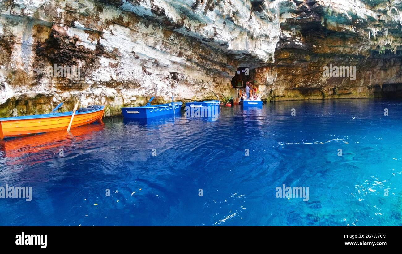 Die Höhle von Melissani auf der Insel Kefalonia, Griechenland. Es ist einer der bedeutendsten Orte für Touristen in Griechenland zu besuchen. Stockfoto