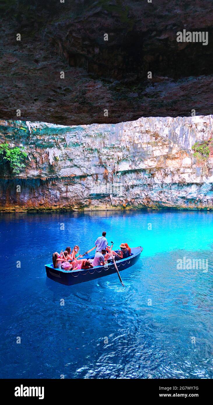 Die Höhle von Melissani auf der Insel Kefalonia, Griechenland. Es ist einer der bedeutendsten Orte für Touristen in Griechenland zu besuchen. Stockfoto