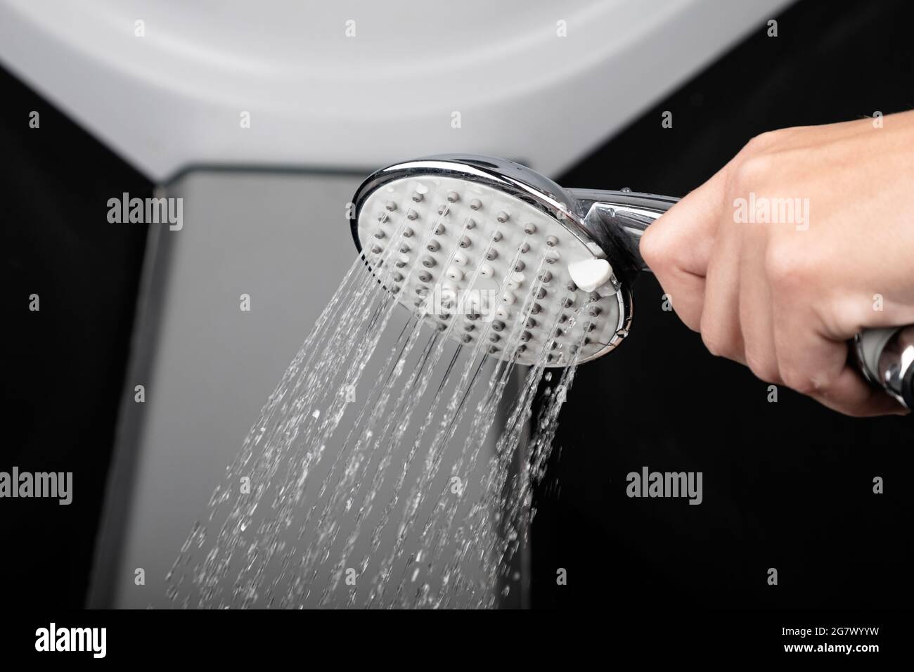 Duschkopf in der Duschkabine im Badezimmer, ein Strom von warmem, erfrischendem Wasser. Stockfoto