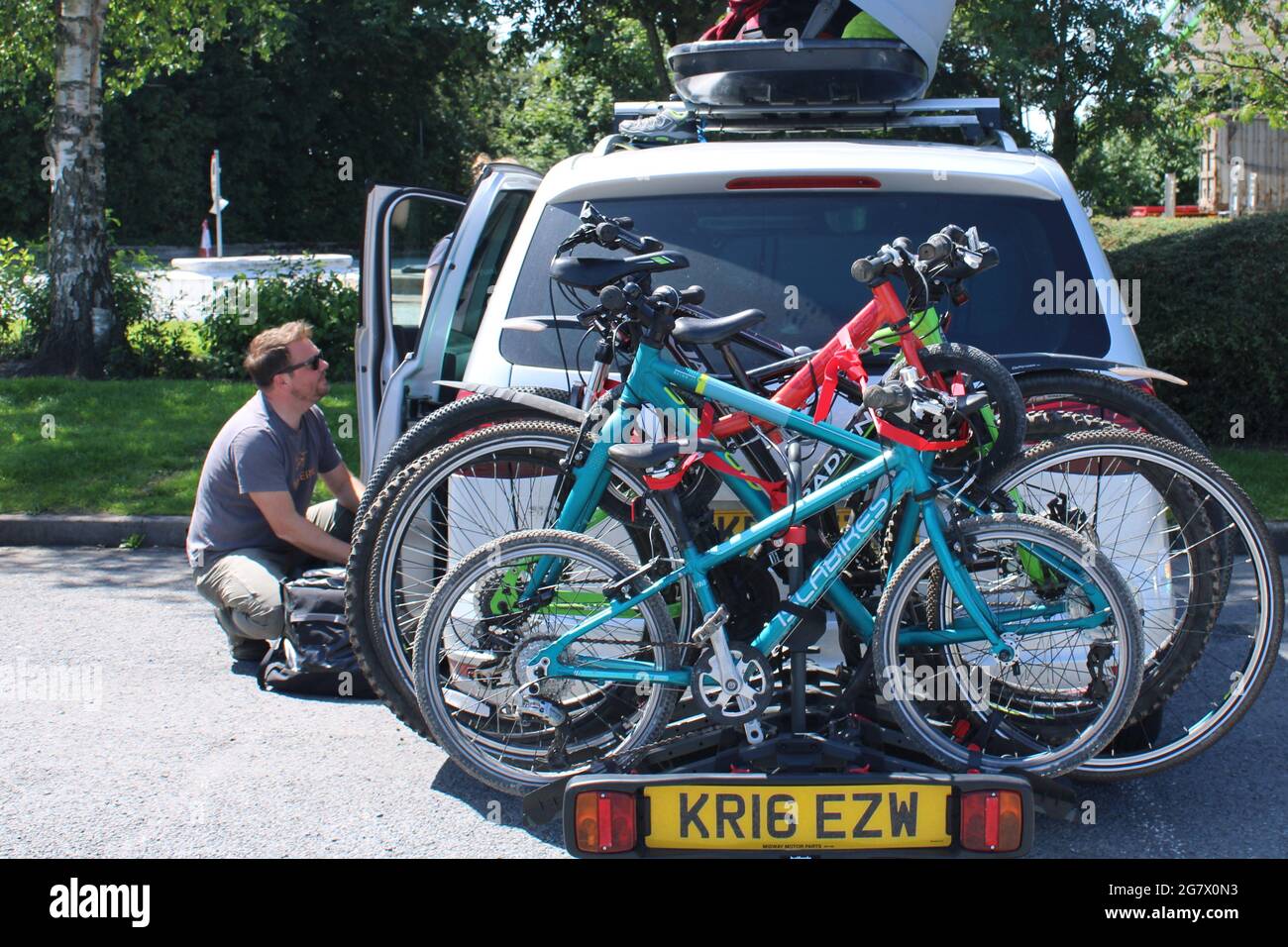 Fahrräder beladen auf der Rückseite eines Familienwagens, Aktivurlaub Konzept: Charnock Richard Service Station M6 England Stockfoto