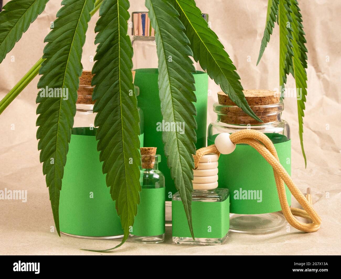 Naturkosmetik mit Cannabis und grünen Flaschen und Blätter Marihuana. Stockfoto