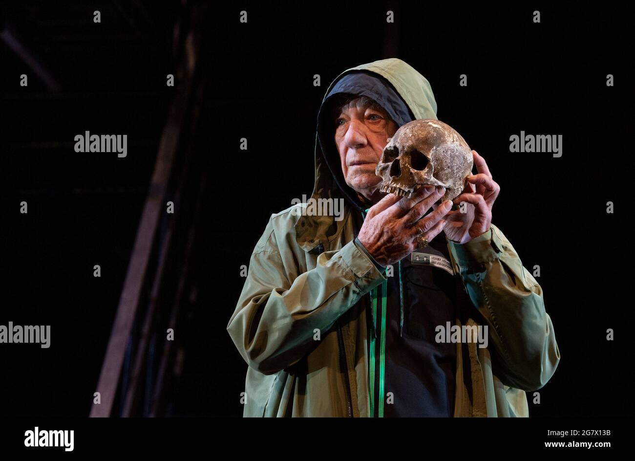 Ian McKellen als Hamlet mit dem Schädel von Yorick in HAMLET von Shakespeare Eröffnung im Theatre Royal Windsor, England am 20/07/2021 Bühnenbild: Lee Newby Kostüme: Loren Epstein Perücken & Make-up: Susanna Peretz Beleuchtung: Zoe Spurr Regie: Sean Mathias Stockfoto