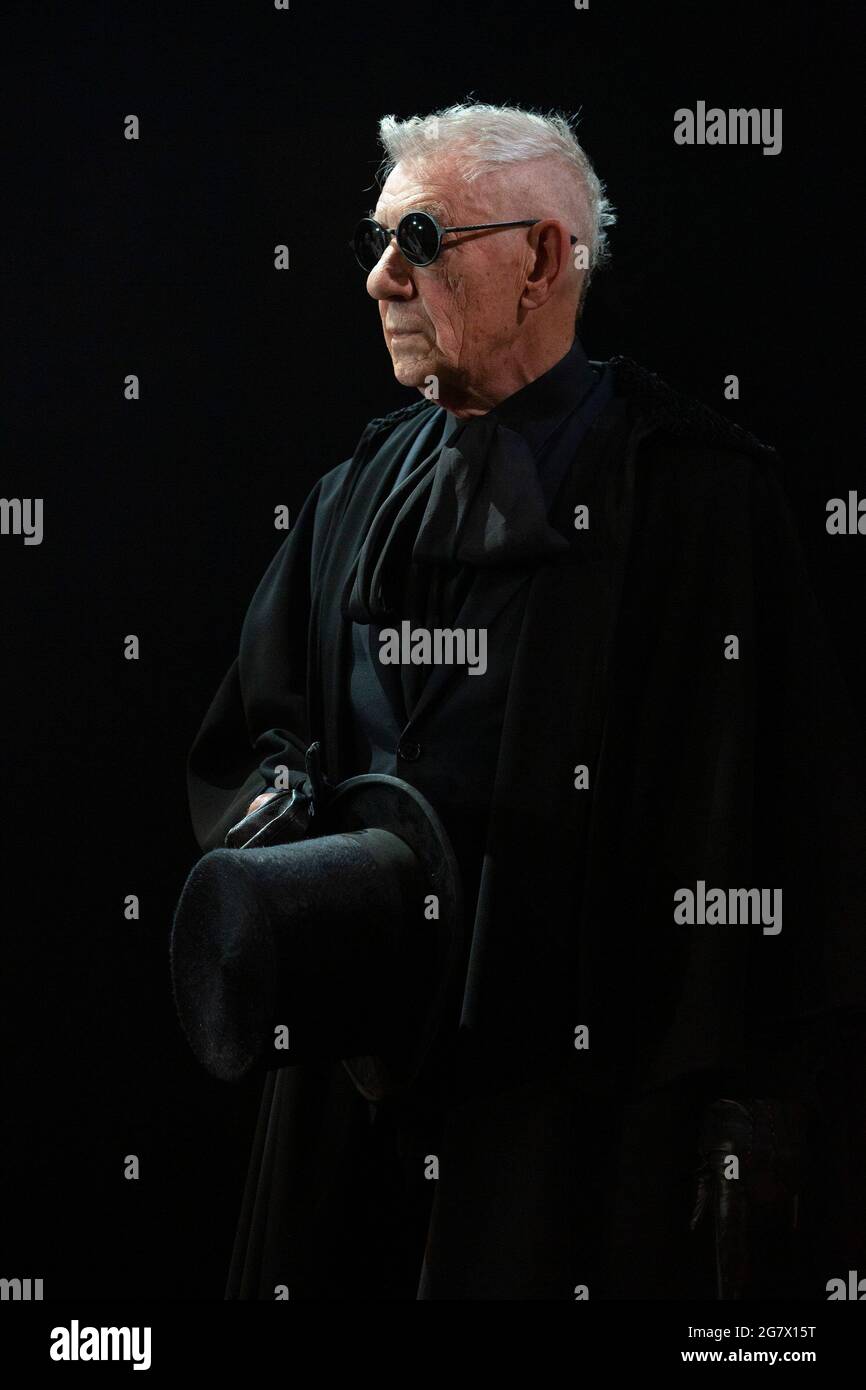 Ian McKellen als Hamlet in HAMLET von Shakespeare Eröffnung am 20/07/2021 im Theatre Royal Windsor, England Bühnenbild: Lee Newby Kostüme: Loren Epstein Perücken & Make-up: Susanna Peretz Beleuchtung: Zoe Spurr Regie: Sean Mathias Stockfoto