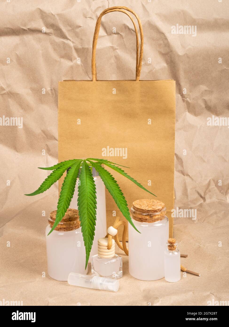 Papiertüte und Kosmetik aus Hanf, Cannabis Körperpflege Kosmetik-Set. Stockfoto