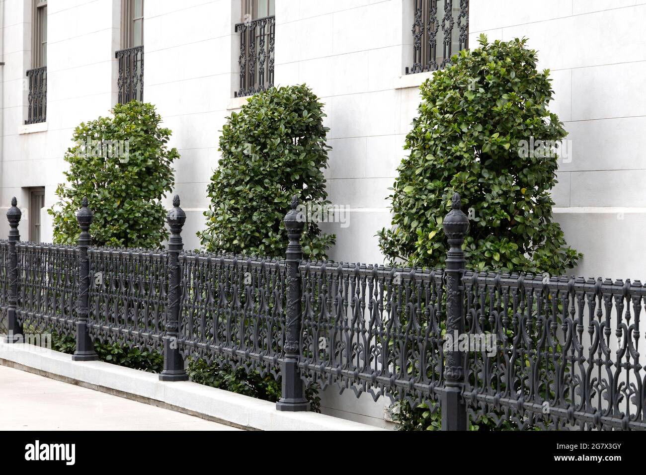 Eine Außenwand eines Hauses mit hoch angelegten Büschen Stockfoto