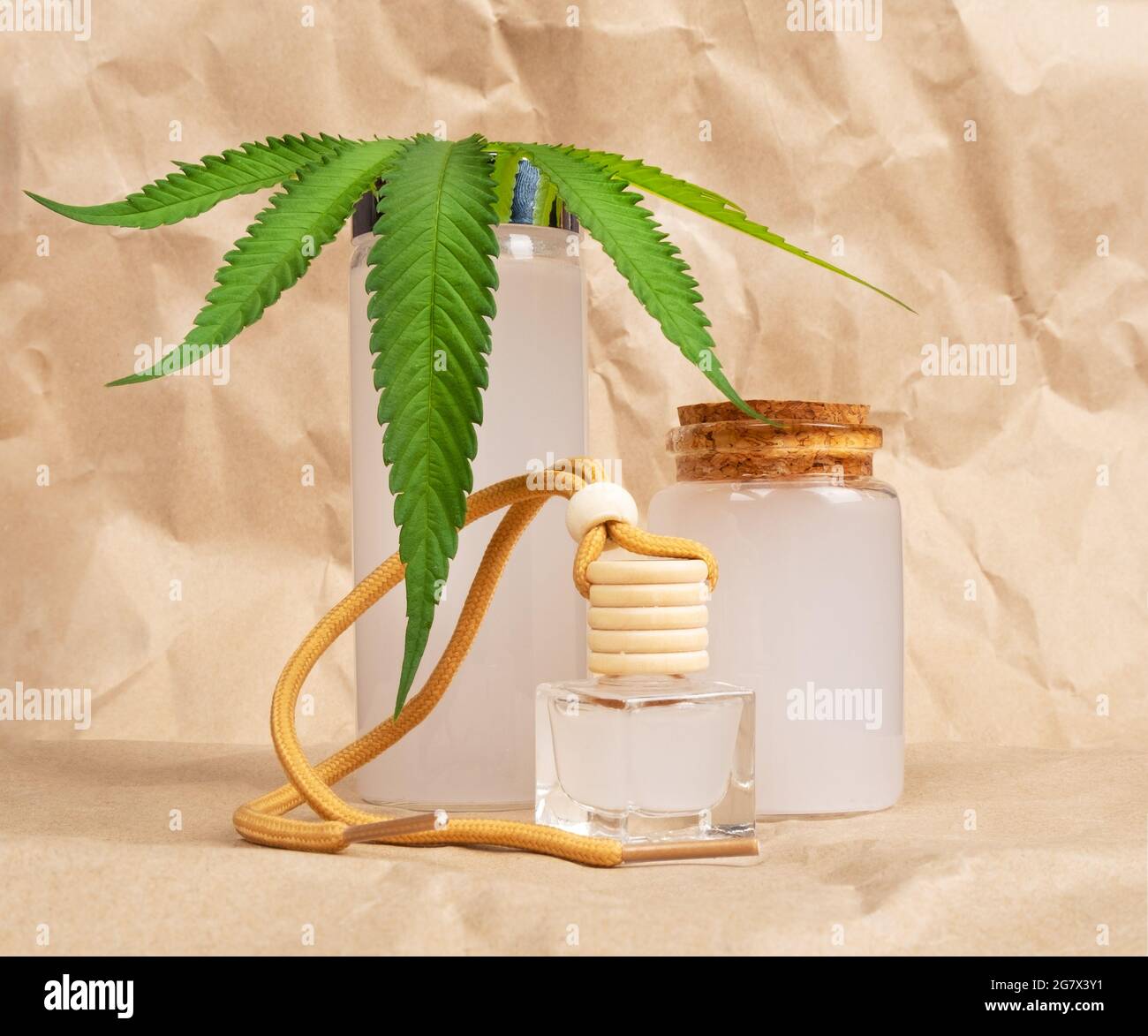 Handgemachte Naturkosmetik mit cbd-Extrakt und grünem Blatt. Stockfoto