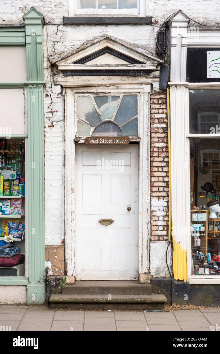 Alte Tür in einer Stadt, Großbritannien 2021 Stockfoto