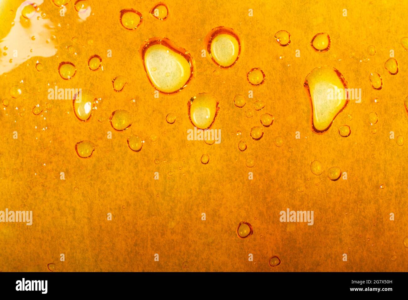 goldene Textur von Cannabiswachs, Marihuana tupfen Hintergrund. Stockfoto