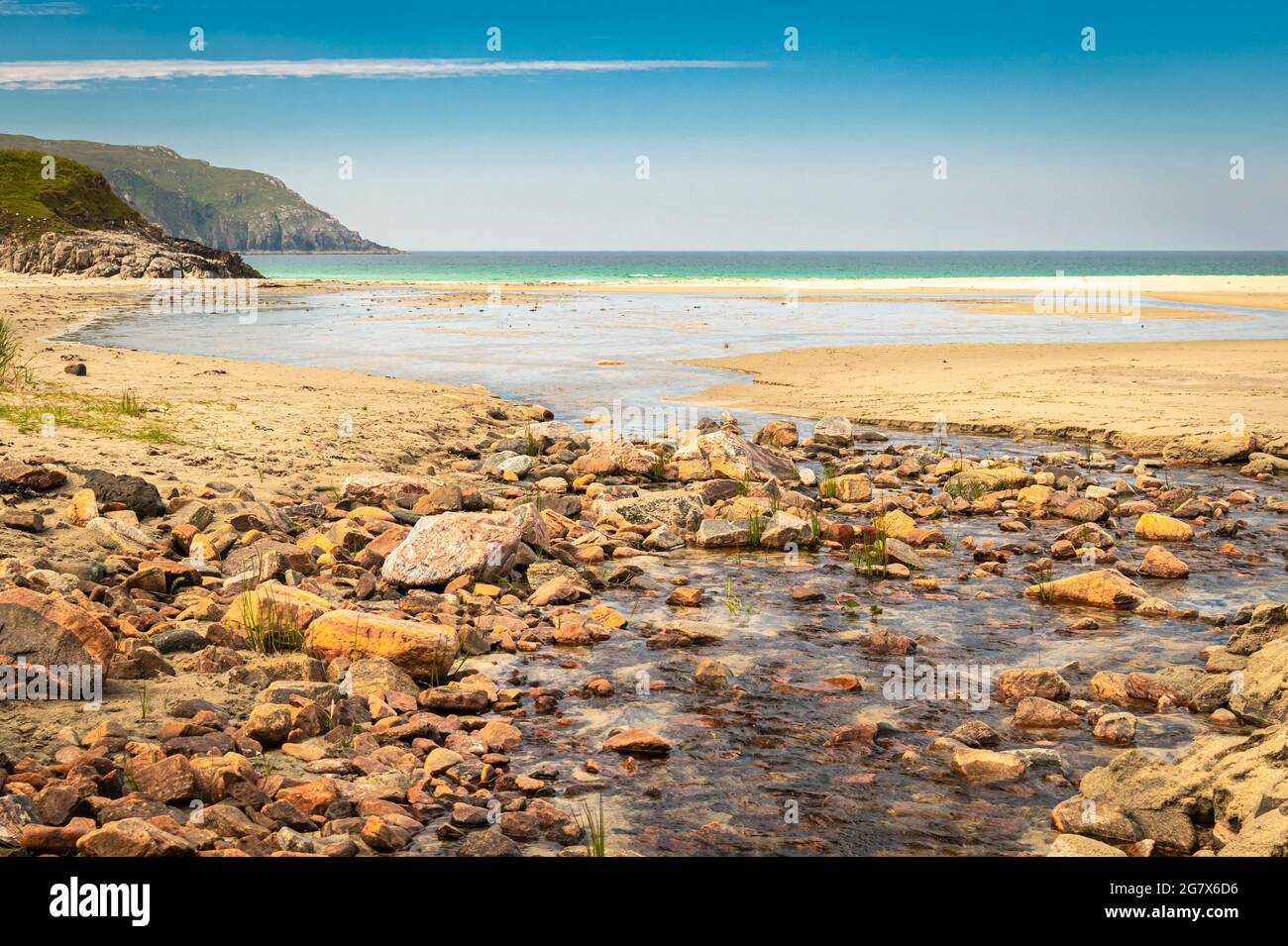 Eine HDR-Aufnahme im Sommer 3 von einem verlassenen Cliff Beach, Traigh na Clibhe, in der Nähe von Valtos auf der Isle of Lewis, Western Isles, Schottland.26. Juni 2021 Stockfoto