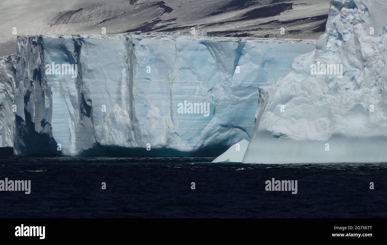 Riesige Eisberge im südlichen Ozean in der Antarktis Stockfoto