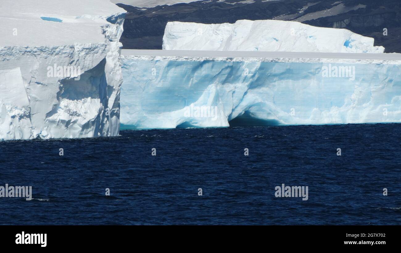 Riesige Eisberge im südlichen Ozean in der Antarktis Stockfoto