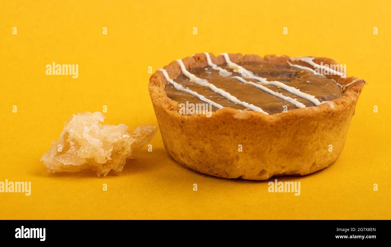Kekse mit Cannabis, süßes Essen mit Haschöl auf gelbem Hintergrund. Stockfoto