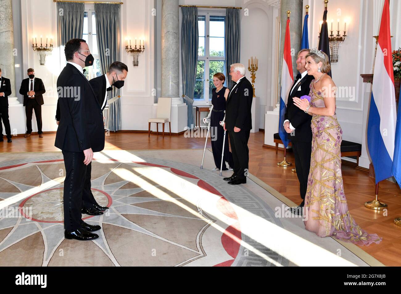 Jens Spahn, Daniel Funke, Elke Buedenbender, Frank-Walter Steinmeier, König Willem-Alexander und Königin Maxima der Niederlande bei der Parade zum Staatsbankett zu Ehren von König Willem-Alexander der Niederlande und Königin Maxima, die der Bundespräsident und Elke Büdenbender am 5. Juli im Schloss Bellevue gegeben haben, 2021 in Berlin, Deutschland. Stockfoto