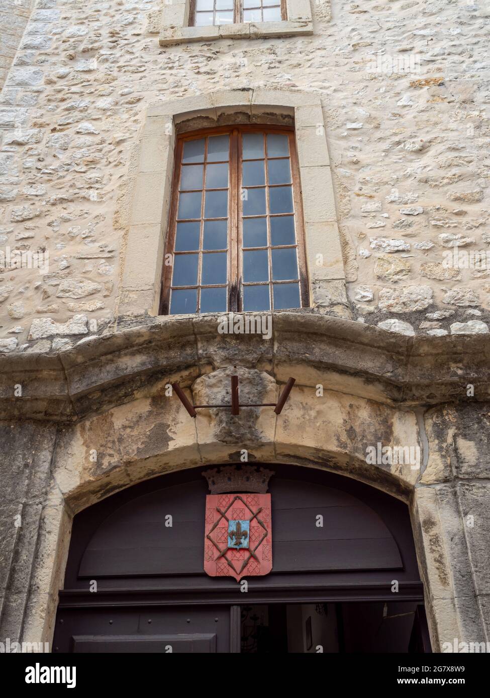 Architektonisches Detail und Blazon auf klassischen alten Tür in kleinen provenzalischen Dorf in der französischen Riviera Hinterland Stockfoto