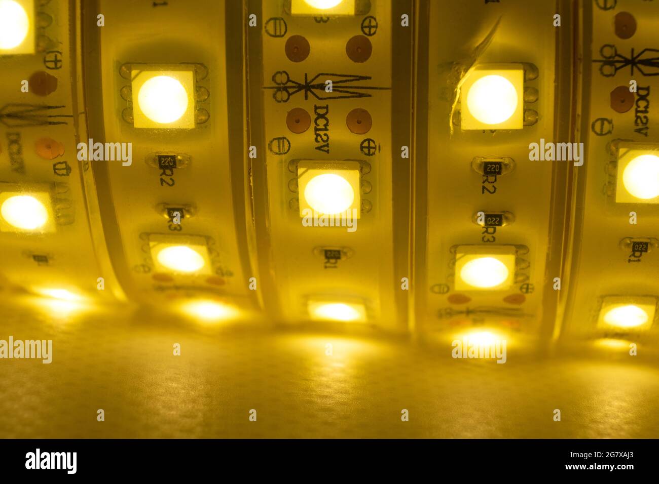 Leuchtender LED-Streifen mit warmem Licht für die Montage von dekorativer Beleuchtung für Haushalte. Stockfoto