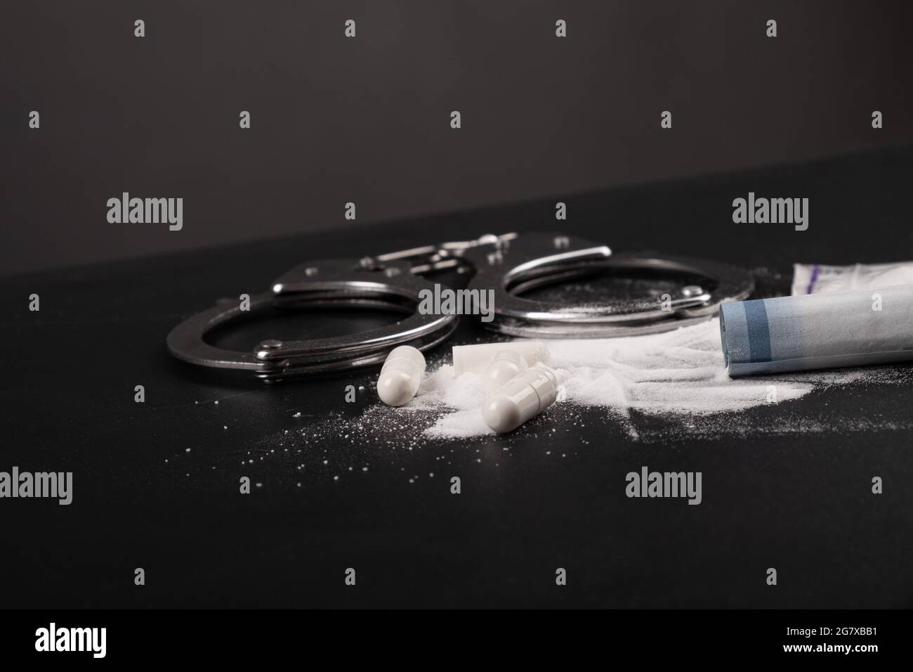 Festnahme wegen Drogenhandels, Handschellen und weißem Puderkokain. Stockfoto