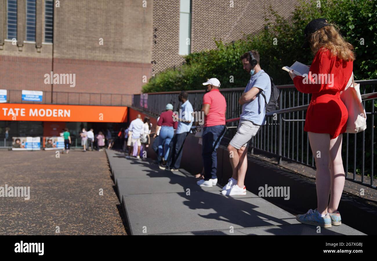 Menschen, die sich für ein NHS-Pop-up-Impfzentrum in der Tate Modern Art Gallery in London anstellen. Siehe PA Geschichte GESUNDHEIT Coronavirus. Bildnachweis sollte lauten: Kirsty O'Connor/PA Wire Stockfoto