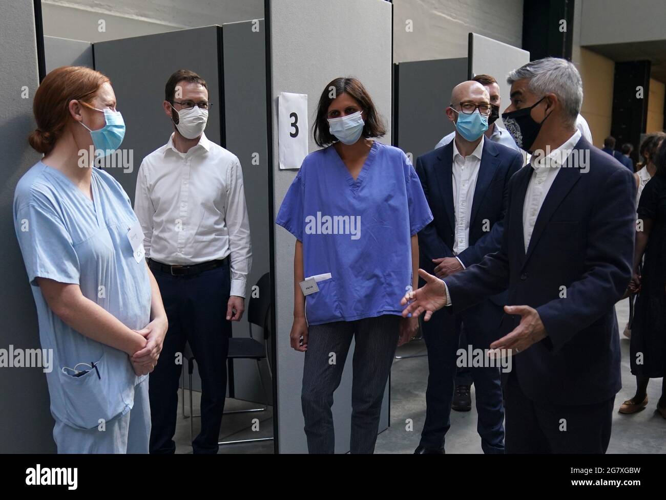Sadiq Khan, Bürgermeister von London, spricht während seines Besuchs in einem NHS-Pop-up-Impfzentrum in der Tate Modern Art Gallery in London mit freiwilligen Impfern und Krankenschwestern. Siehe PA Geschichte GESUNDHEIT Coronavirus. Bildnachweis sollte lauten: Kirsty O'Connor/PA Wire Stockfoto