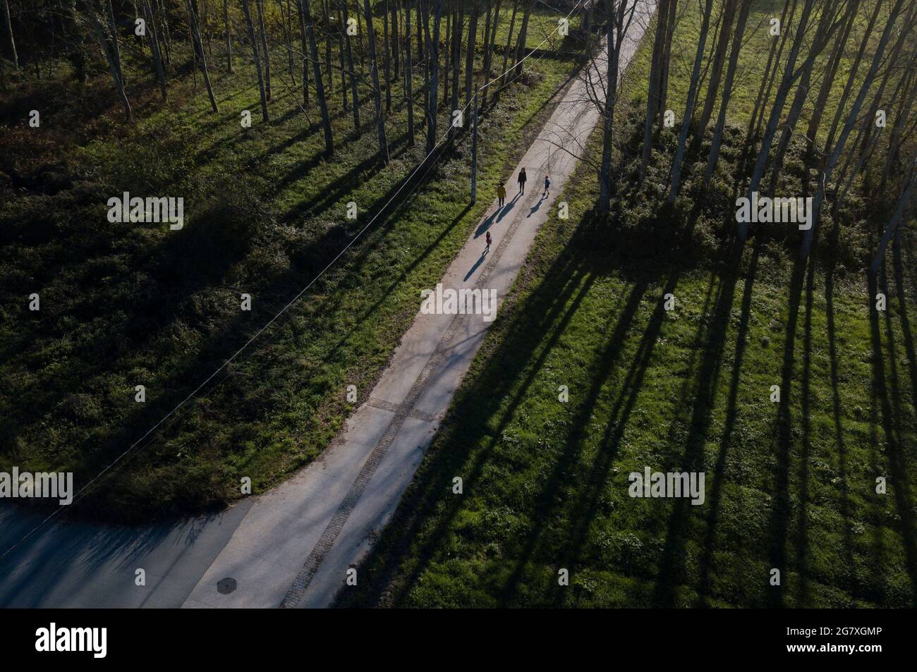 Peregrinos en el Camino de Santiago Portugués a su paso por Tarrío, A Esclavitude, A Coruña Stockfoto