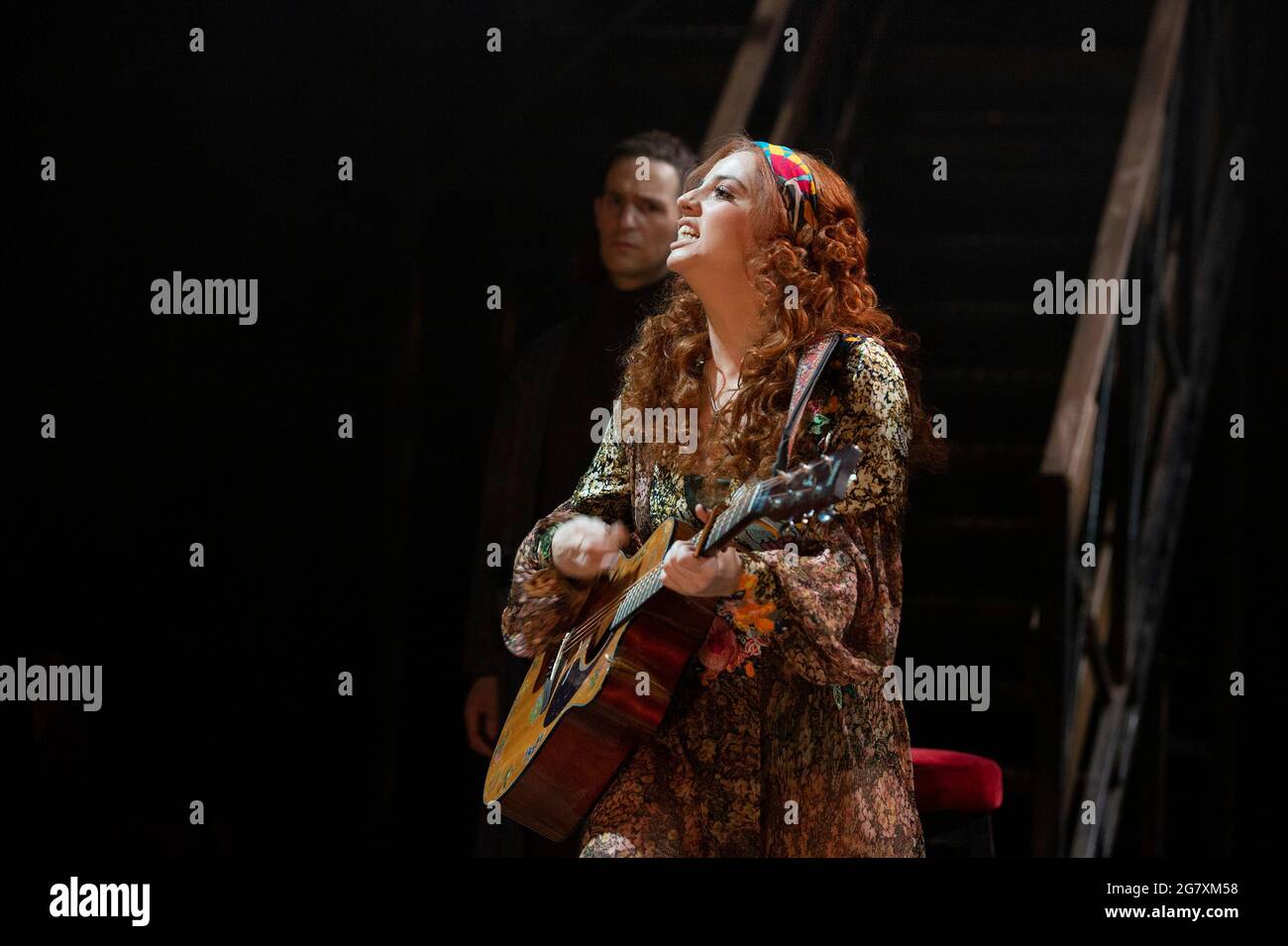 Ben Allen (Horatio), Alis Wyn Davies (Ophelia) in HAMLET by Shakespeare Eröffnung im Theatre Royal Windsor, England am 20/07/2021 Bühnenbild: Lee Newby Kostüme: Loren Epstein Perücken & Make-up: Susanna Peretz Beleuchtung: Zoe Spurr Regie: Sean Mathias Stockfoto