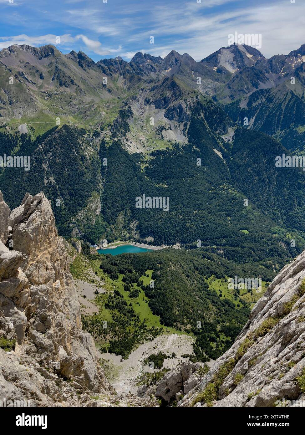 Blick von Peña Foratata der berühmteste Gipfel im oberen Tena-Tal, im Hintergrund der Gipfel des El Infierno (3.083 m) und DER SARRA-See, der Sallent de Gal Stockfoto