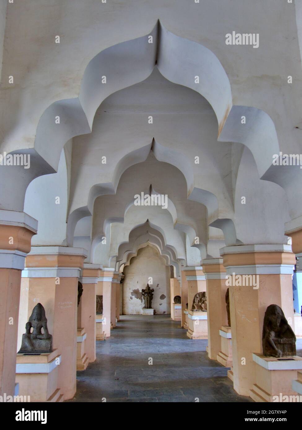 Stilvolle Bögen der Thanjavur Kunstgalerie, Tamil Nadu, Südindien. Stockfoto