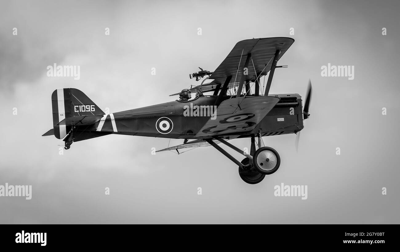 Royal Aircraft Factory S.E.5 (G-ERFC) - Nachbildung eines Doppelflugzeugs aus dem 1. Weltkrieg, das am 4. Juli 2021 auf der Shuttleworth Military Airshow fliegt Stockfoto