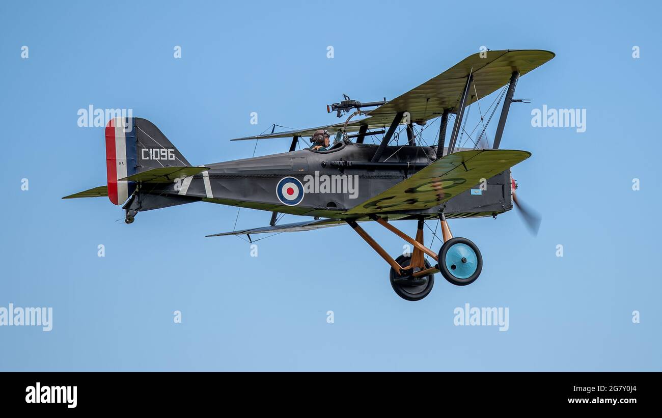 Royal Aircraft Factory S.E.5 (G-ERFC) - Nachbildung eines Doppelflugzeugs aus dem 1. Weltkrieg, das am 4. Juli 2021 auf der Shuttleworth Military Airshow fliegt Stockfoto