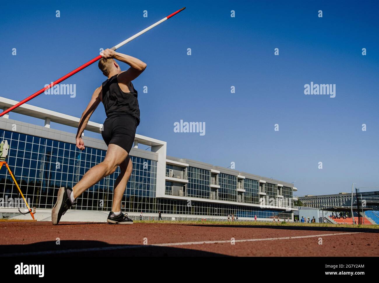 Männlicher Werfer-Speerwurf bei Leichtathletik-Wettbewerb Stockfoto