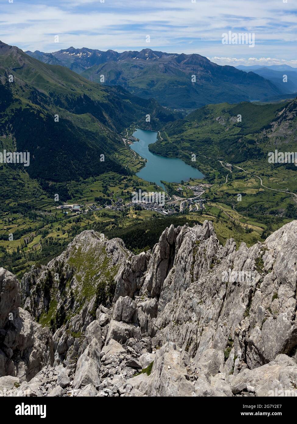 Lanuza-Staudamm vom Gipfel des Peña Foratata der berühmteste Gipfel im oberen Tena-Tal, Sallent de Gallego; Pyrenäen; Huesca; Spanien Stockfoto