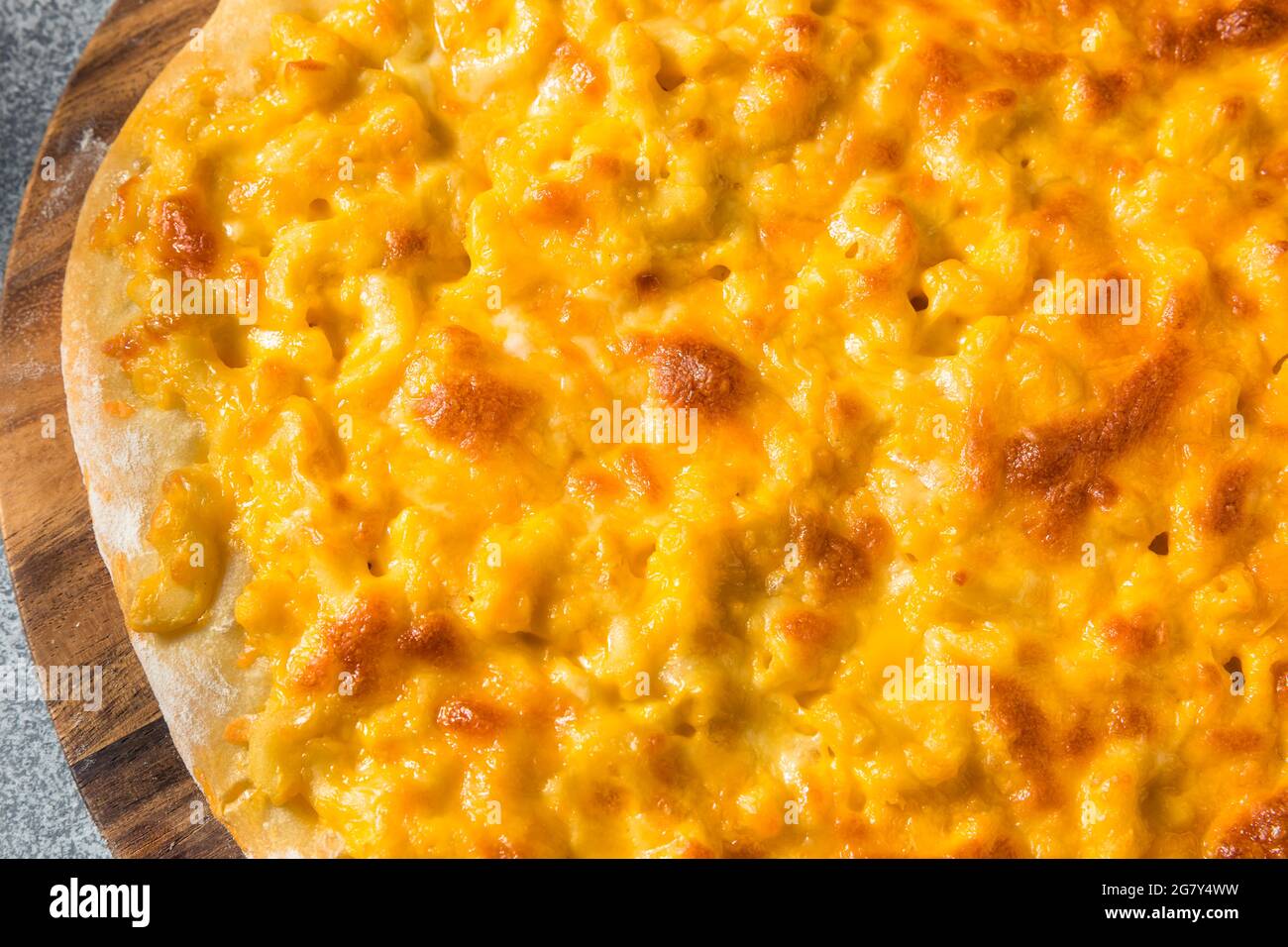 Hausgemachte Macaroni und Käse Pizza mit Cheddar Stockfoto