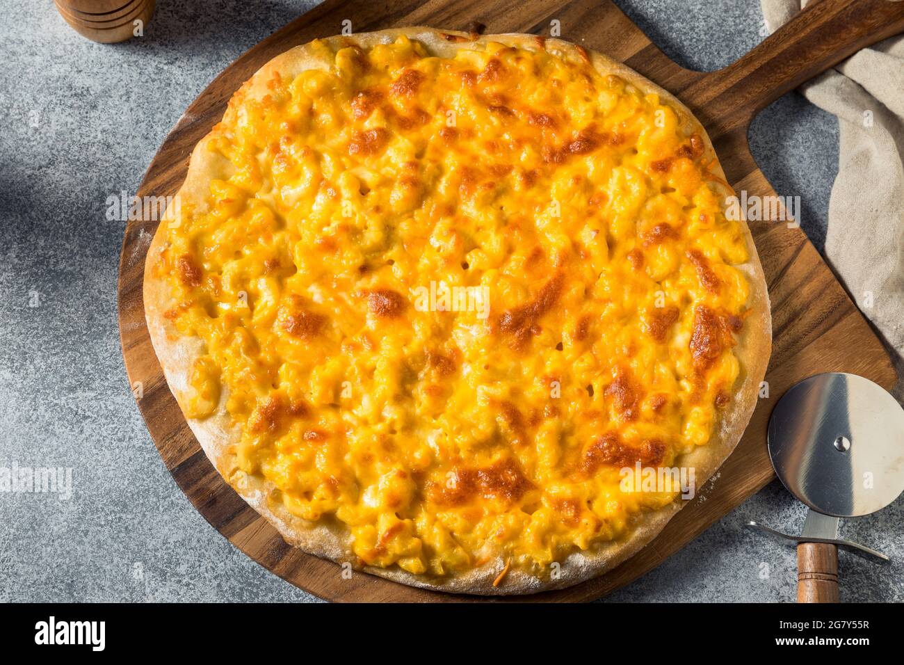 Hausgemachte Macaroni und Käse Pizza mit Cheddar Stockfoto