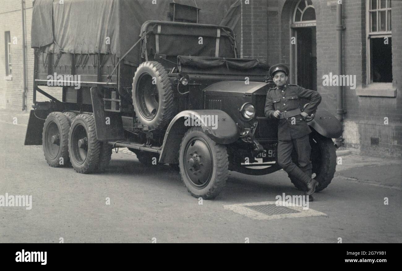 Eine britische Armee aus der Zwischenkriegszeit, Morris Commercial, 30-cwt, 6 x 4 LKW, mit seinem stolzen Fahrer, einem Privatmann im Royal Army Service Corps. Stockfoto
