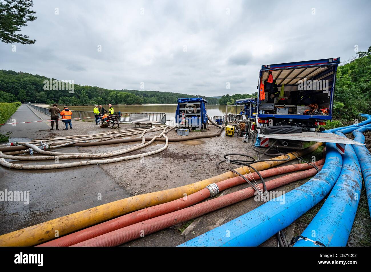 Euskirchen, Deutschland. Juli 2021. Das Technische Hilfswerk (THW) und die Feuerwehr Pumpen im Steinbach-Staudamm Wasser ab. Der Staudamm des Stausees droht einzustürzen. Quelle: Markus Klümper/dpa/Alamy Live News Stockfoto