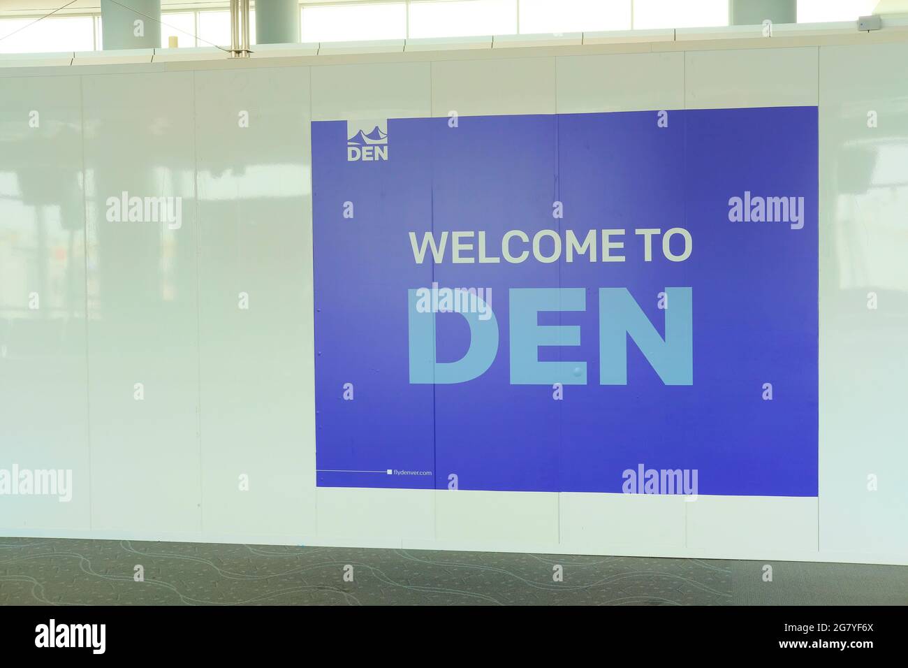 Willkommen auf DEM Schild am Gate des Denver International Airport, auf dem Passagiere willkommen geheißen werden, die in die Mile High City, Denver, Colorado, USA, fliegen. Stockfoto