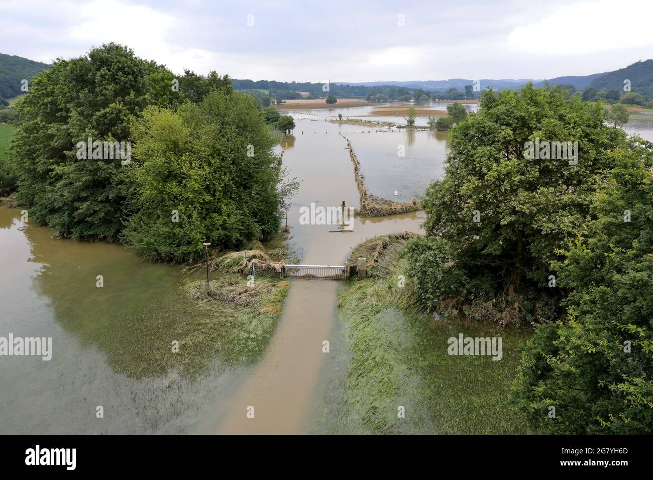 Hattingen, NRW, Deutschland. Juli 2021. Die Ruhr hat ihre Böschung, Felder und viele Gärten, Keller und Grundstücke in der Nähe der Stadt Hattingen im Ruhrgebiet in Nordrhein-Westfalen überflutet. NRW ist nach starken Regenfällen in den letzten Tagen von schrecklichen Überschwemmungen heimgesucht worden. Bei den Überschwemmungen in Deutschland sind bisher mehr als 80 Menschen ums Leben gekommen. Kredit: Imageplotter/Alamy Live Nachrichten Stockfoto Hattingen, NRW, Deutschland. Juli 2021. Die Ruhr hat ihre Böschung, Felder und viele Gärten, Keller und Grundstücke in der Nähe der Stadt Hattingen im Ruhrgebiet in Nordrhein-Westfalen überflutet. NRW ist nach starken Regenfällen in den letzten Tagen von schrecklichen Überschwemmungen heimgesucht worden. Bei den Überschwemmungen in Deutschland sind bisher mehr als 80 Menschen ums Leben gekommen. Kredit: Imageplotter/Alamy Live Nachrichten Stockfoto