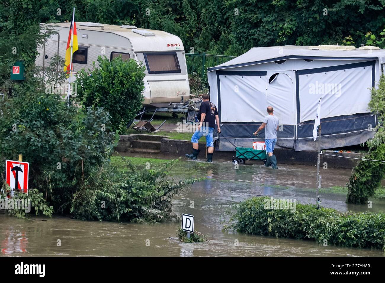 Hattingen, NRW, Deutschland. Juli 2021. Die Ruhr hat ihre Böschung, Felder und viele Gärten, Keller und Grundstücke in der Nähe der Stadt Hattingen im Ruhrgebiet in Nordrhein-Westfalen überflutet. NRW ist nach starken Regenfällen in den letzten Tagen von schrecklichen Überschwemmungen heimgesucht worden. Bei den Überschwemmungen in Deutschland sind bisher mehr als 80 Menschen ums Leben gekommen. Kredit: Imageplotter/Alamy Live Nachrichten Stockfoto Hattingen, NRW, Deutschland. Juli 2021. Die Ruhr hat ihre Böschung, Felder und viele Gärten, Keller und Grundstücke in der Nähe der Stadt Hattingen im Ruhrgebiet in Nordrhein-Westfalen überflutet. NRW ist nach starken Regenfällen in den letzten Tagen von schrecklichen Überschwemmungen heimgesucht worden. Bei den Überschwemmungen in Deutschland sind bisher mehr als 80 Menschen ums Leben gekommen. Kredit: Imageplotter/Alamy Live Nachrichten Stockfoto