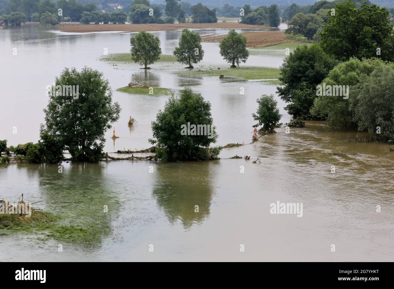 Hattingen, NRW, Deutschland. Juli 2021. Die Ruhr hat ihre Böschung, Felder und viele Gärten, Keller und Grundstücke in der Nähe der Stadt Hattingen im Ruhrgebiet in Nordrhein-Westfalen überflutet. NRW ist nach starken Regenfällen in den letzten Tagen von schrecklichen Überschwemmungen heimgesucht worden. Bei den Überschwemmungen in Deutschland sind bisher mehr als 80 Menschen ums Leben gekommen. Kredit: Imageplotter/Alamy Live Nachrichten Stockfoto Hattingen, NRW, Deutschland. Juli 2021. Die Ruhr hat ihre Böschung, Felder und viele Gärten, Keller und Grundstücke in der Nähe der Stadt Hattingen im Ruhrgebiet in Nordrhein-Westfalen überflutet. NRW ist nach starken Regenfällen in den letzten Tagen von schrecklichen Überschwemmungen heimgesucht worden. Bei den Überschwemmungen in Deutschland sind bisher mehr als 80 Menschen ums Leben gekommen. Kredit: Imageplotter/Alamy Live Nachrichten Stockfoto