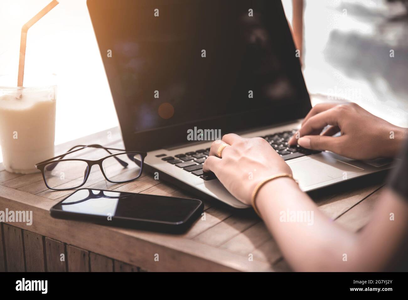 Online-Job, junge Frau, die in einem Home Office arbeitet. Remote-Work-Konzept Stockfoto
