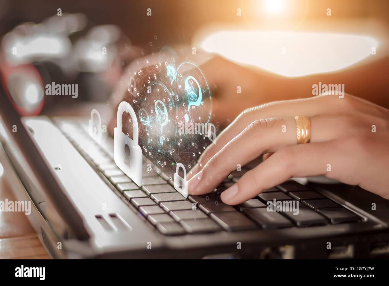 Geschäftskonzept Internet- und Netzwerktechnik Ein Geschäftsmann, der im Büro an einem Laptop arbeitet, wählt das Sicherheitssymbol auf dem virtuellen Display aus Stockfoto