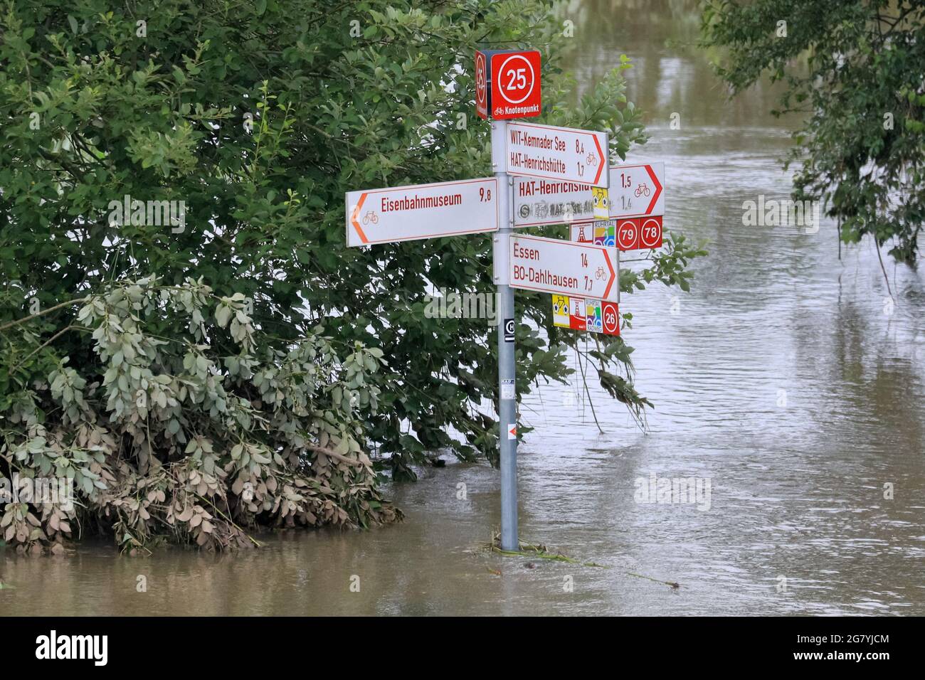 Hattingen, NRW, Deutschland. Juli 2021. Wegbeschreibung für Wanderer sind von Wasser umgeben. Die Ruhr hat ihre Böschung, Felder und viele Gärten, Keller und Grundstücke in der Nähe der Stadt Hattingen im Ruhrgebiet in Nordrhein-Westfalen überflutet. NRW ist nach starken Regenfällen in den letzten Tagen von schrecklichen Überschwemmungen heimgesucht worden. Bei den Überschwemmungen in Deutschland sind bisher mehr als 80 Menschen ums Leben gekommen. Kredit: Imageplotter/Alamy Live Nachrichten Stockfoto Hattingen, NRW, Deutschland. Juli 2021. Wegbeschreibung für Wanderer sind von Wasser umgeben. Die Ruhr hat ihre Böschung, Felder und viele Gärten, Keller und Grundstücke in der Nähe der Stadt Hattingen im Ruhrgebiet in Nordrhein-Westfalen überflutet. NRW ist nach starken Regenfällen in den letzten Tagen von schrecklichen Überschwemmungen heimgesucht worden. Bei den Überschwemmungen in Deutschland sind bisher mehr als 80 Menschen ums Leben gekommen. Kredit: Imageplotter/Alamy Live Nachrichten Stockfoto