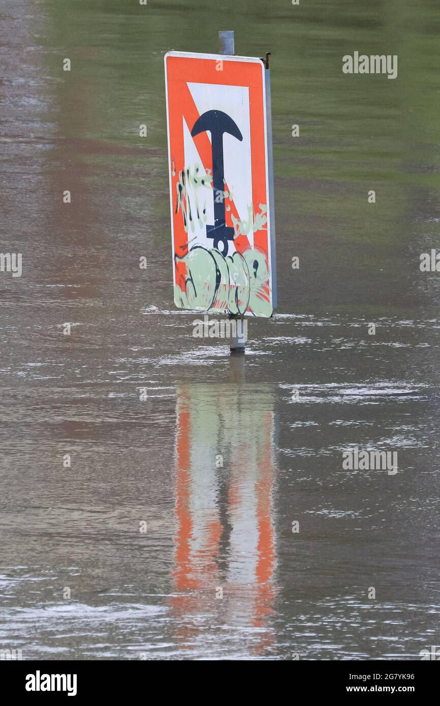 Hattingen, NRW, Deutschland. Juli 2021. Die Ruhr hat ihre Böschung, Felder und viele Gärten, Keller und Grundstücke in der Nähe der Stadt Hattingen im Ruhrgebiet in Nordrhein-Westfalen überflutet. NRW ist nach starken Regenfällen in den letzten Tagen von schrecklichen Überschwemmungen heimgesucht worden. Bei den Überschwemmungen in Deutschland sind bisher mehr als 80 Menschen ums Leben gekommen. Kredit: Imageplotter/Alamy Live Nachrichten Stockfoto Hattingen, NRW, Deutschland. Juli 2021. Die Ruhr hat ihre Böschung, Felder und viele Gärten, Keller und Grundstücke in der Nähe der Stadt Hattingen im Ruhrgebiet in Nordrhein-Westfalen überflutet. NRW ist nach starken Regenfällen in den letzten Tagen von schrecklichen Überschwemmungen heimgesucht worden. Bei den Überschwemmungen in Deutschland sind bisher mehr als 80 Menschen ums Leben gekommen. Kredit: Imageplotter/Alamy Live Nachrichten Stockfoto