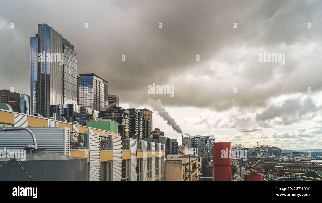 Stadtbild von Seattle mit dunklen Wolken und dunklem Dampf, der aus dem Rauchschwaden aufsteigt Stockfoto