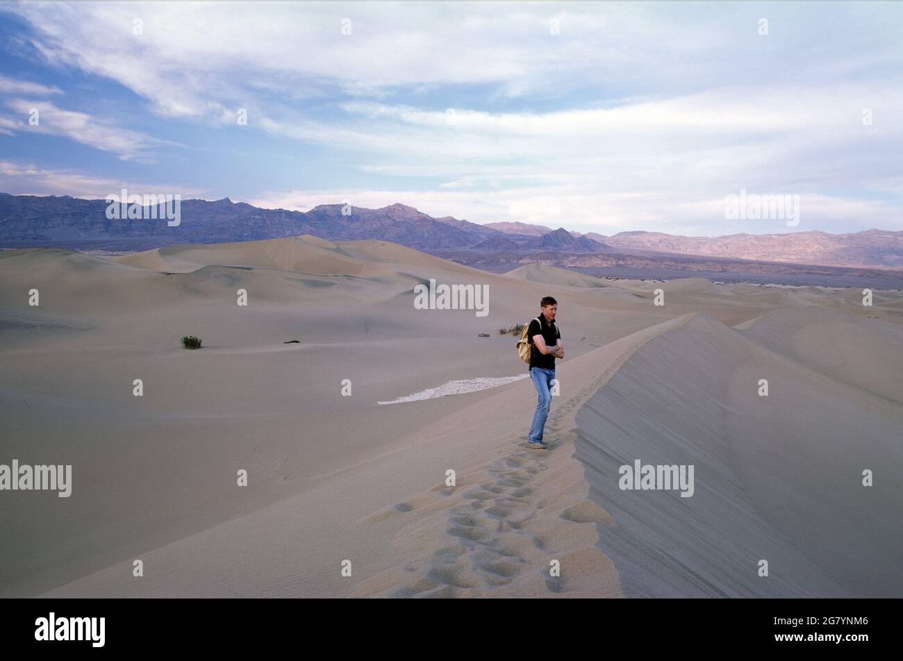 Mann allein in den Wüstensanddünen des Death Valley, Kalifornien Stockfoto