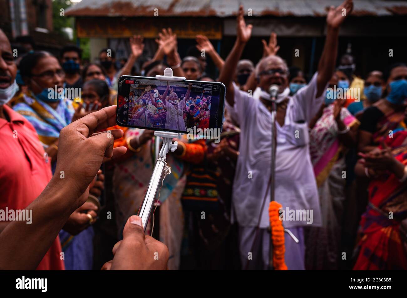 Das Ratha Yatra-Fest wurde im Tempel in Tehatta gemäß den Verwaltungsregeln für Vorsichtsmaßnahmen gegen das Coronavirus gefeiert. Sie durften nicht ohne Masken eintreten. Eine freiwillige Organisation half mit Desinfektionsmittel für die Anhänger. Obwohl es Regeln gab, trugen einige Kinder und Ältere keine Masken oder trugen die Masken nicht richtig. Tehatta, Westbengalen; Indien. Stockfoto Das Ratha Yatra-Fest wurde im Tempel in Tehatta gemäß den Verwaltungsregeln für Vorsichtsmaßnahmen gegen das Coronavirus gefeiert. Sie durften nicht ohne Masken eintreten. Eine freiwillige Organisation half mit Desinfektionsmittel für die Anhänger. Obwohl es Regeln gab, trugen einige Kinder und Ältere keine Masken oder trugen die Masken nicht richtig. Tehatta, Westbengalen; Indien. Stockfoto